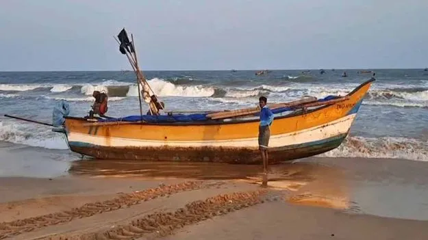 చేపల వేటకు వెళ్లి తిరిగి రాని మత్స్యకారులు.. కోనసీమ జిల్లా యంత్రాంగం అలర్ట్