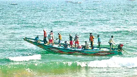 విశాఖ సముద్రంలో గల్లంతైన ఏడుగురిలో ఐదుగురి ఆచూకీ గుర్తింపు