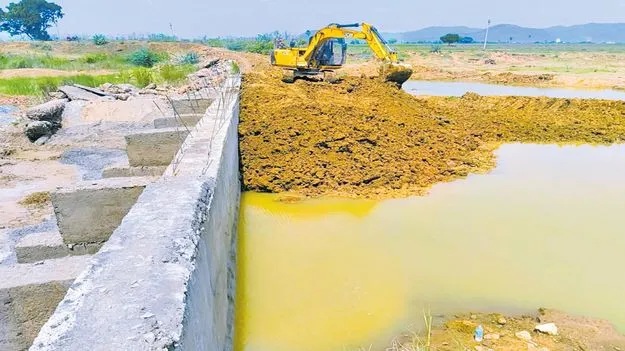 చేయి చేయి కలిపారు.. బెడ్‌ డ్యాం బాగుచేశారు! 