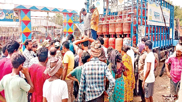 Unending Gas Troubles వీడని గ్యాస్‌ కష్టాలు 