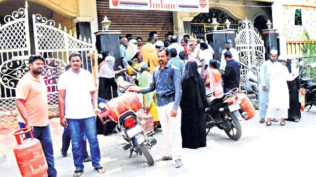 గ్యాస్‌ ఏజెన్సీ వద్ద ఆందోళన