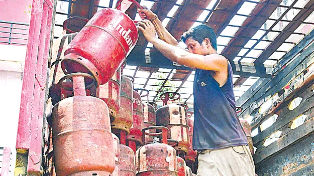 ‘ఉజ్వల’ కోటాలో కోత