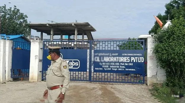 కర్ణాటక‌లో విషాదం.. రసాయన వాయువు పీల్చి ముగ్గురి మృతి.. 