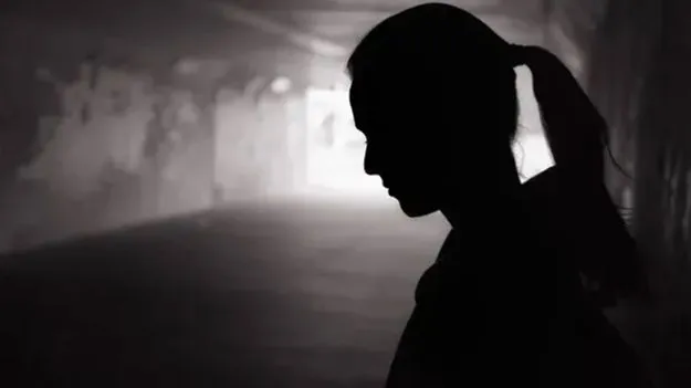 జాతీయ ఫుట్ బాల్ ప్లేయర్ ఇంటిపై అల్లరి మూకల దాడి.. 