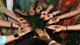 ఆషాఢంలో గోరింట సందడి