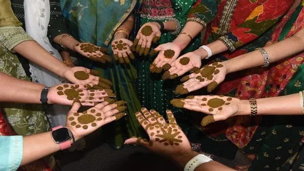 ఆషాఢంలో గోరింట సందడి