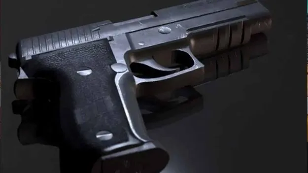 గన్‌ మిస్‌ఫైర్.. హెడ్ కానిస్టేబుల్‌కు బుల్లెట్ గాయం