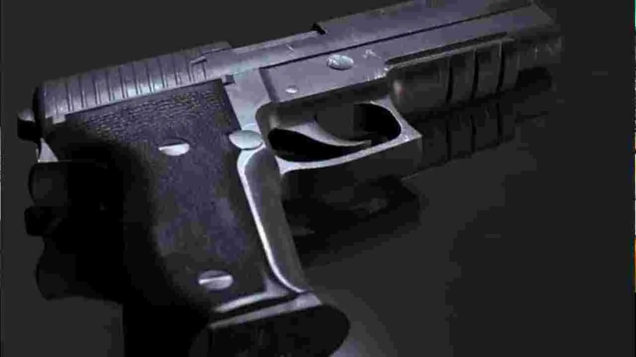 గన్‌ మిస్‌ఫైర్.. హెడ్ కానిస్టేబుల్‌కు బుల్లెట్ గాయం