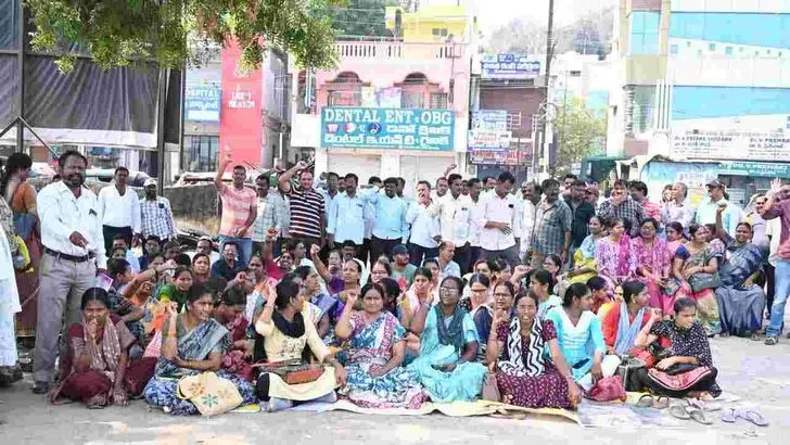 రెండో రోజుకు ఆర్టీసీ సమ్మె.. డిపోలకే పరిమితమైన బస్సులు