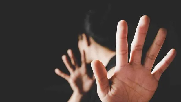 దారుణం... వివాహితపై ఇంటి యజమాని వికృత చేష్టలు