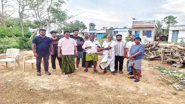 ఇళ్ల స్థలాలు ఇప్పించండి