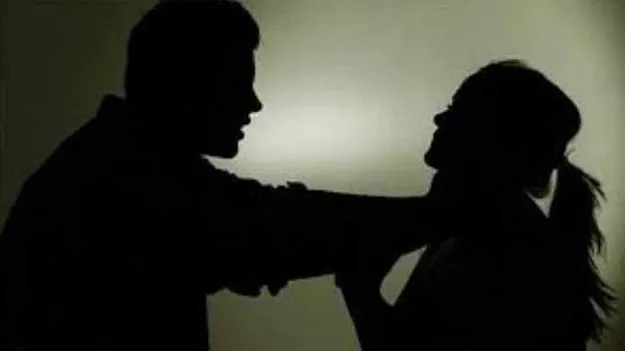 భార్యపై బ్యాట్‌తో దాడి చేసి పిల్లలను ఎత్తుకెళ్లిన భర్త