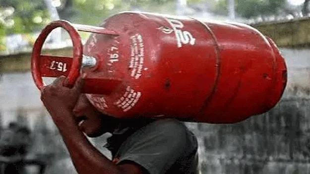 ఇంటి గ్యాస్‌ పక్కదారి