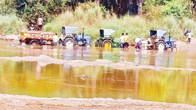 Indiscriminate Excavation తవ్వేస్తున్నారు 