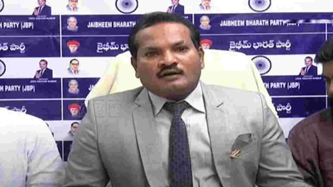 జై భీమ్ పార్టీ అధ్యక్షుడు జడా శ్రవణ్ కుమార్‌పై ఐటీ శాఖకు ఫిర్యాదు