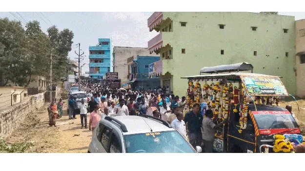 అశ్రునయనాలతో జగన్‌కు అంతిమ వీడ్కోలు