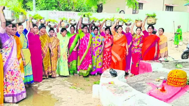 వర్షం కురవాలని జలాభిషేకం