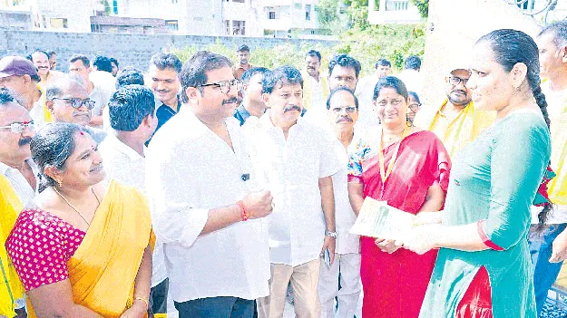 సమస్యలను వింటూ.. ప్రగతిని వివరిస్తూ..