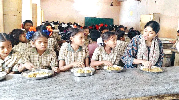  Tribal Girl Students గిరిజన విద్యార్థినుల ఆరోగ్యంపై ప్రత్యేక శ్రద్ధ