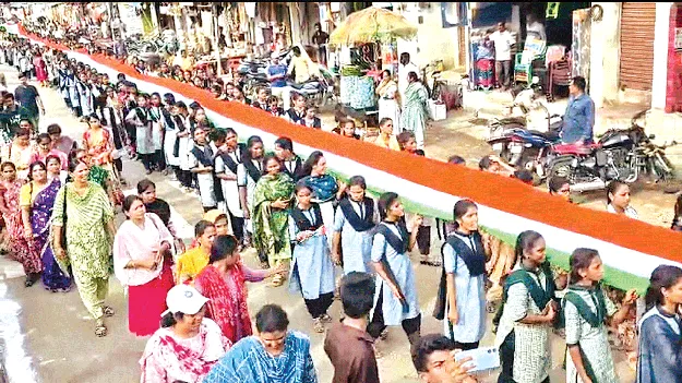 Holding the Flag  జెండా పట్టి.. సైకిల్‌తో కదిలి!