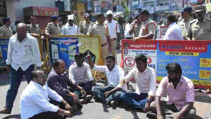  ఏపీ వ్యాప్తంగా ఏబీఎన్-ఆంధ్రజ్యోతి కార్యాలయాల వద్ద ఉద్రిక్త పరిస్థితులు