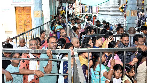 కాణిపాకంలో కొనసాగుతున్న భక్తుల రద్దీ