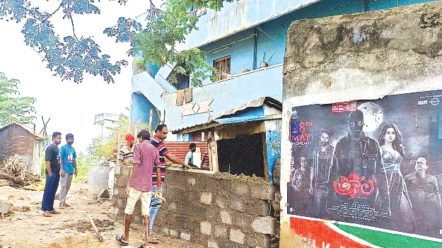  Encroach   చెరువే కదా.. ఆక్రమించేద్దాం!
