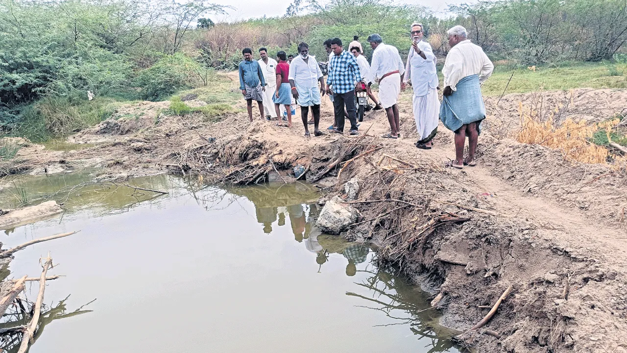 ఏరు మాదే.. పొలాలూ మావే!