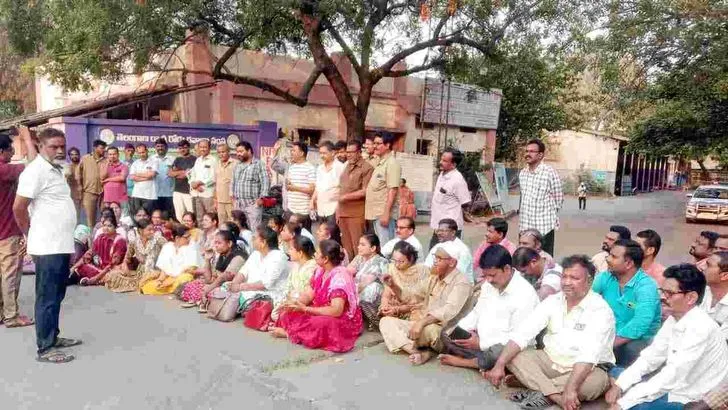 కొనసాగుతున్న ఆర్టీసీ కార్మికుల ఆందోళన.. డిపోలకే పరిమితమైన బస్సులు