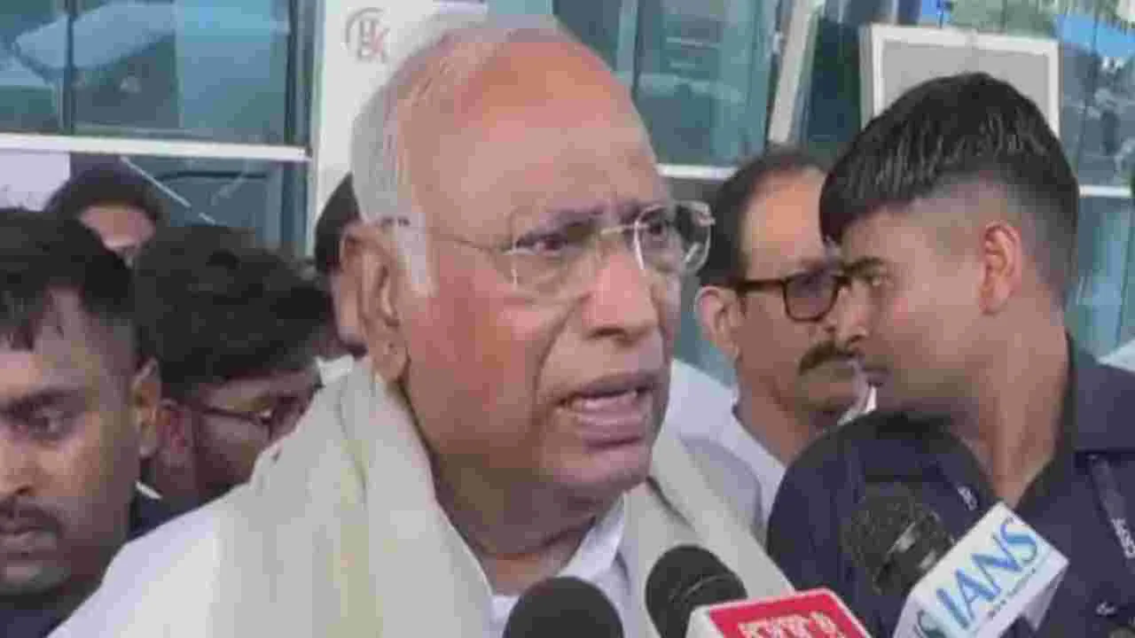 ప్రధాని కలలు కంటున్నారు, రెండు చోట్లా గెలుపు మాదే: మల్లికార్జున్ ఖర్గే