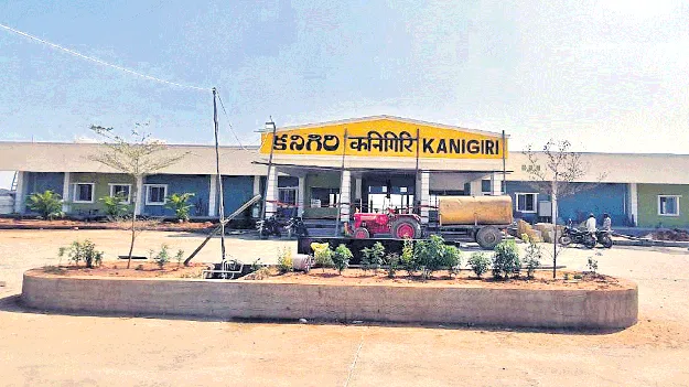 రైలొస్తోంది..