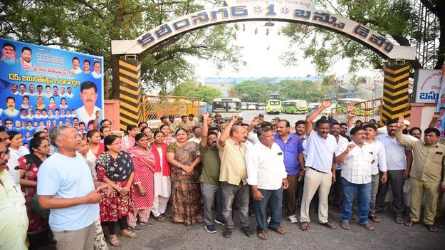 నిలిచిన ఆర్టీసీ బస్సులు