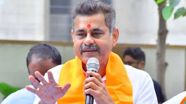 తెలంగాణ కాంగ్రెస్ నేతలపై బీజేపీ ఎంపీ సంచలన వ్యాఖ్యలు
