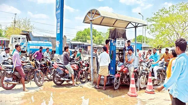 పెట్రోల్‌ కోసం పడిగాపులు 