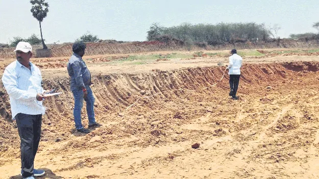 రెవెన్యూ శాఖకు నోటీసులు
