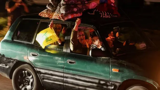 లెబనాన్‌లో కాల్పుల విరమణ సంబరాలు.. సొంత గూటికి చేరుతున్న ప్రజలు