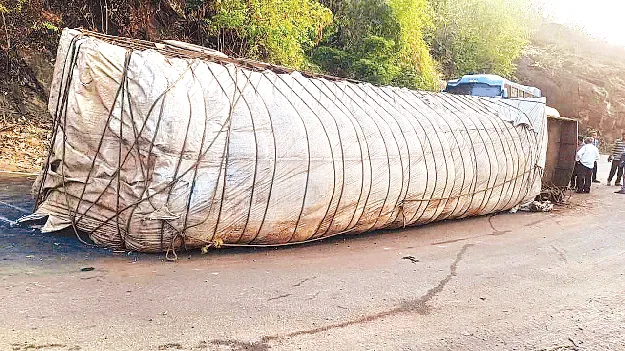   Ghat Road   ఘాట్‌ రోడ్‌లో లారీ బోల్తా