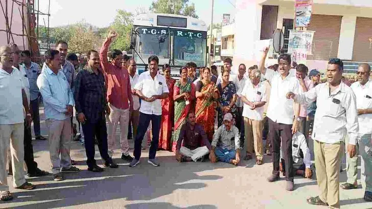 కొనసాగుతున్న ఆర్టీసీ కార్మికుల ఆందోళన.. డిపోలకే పరిమితమైన బస్సులు