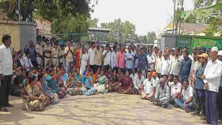 రెండో రోజుకు ఆర్టీసీ సమ్మె.. డిపోలకే పరిమితమైన బస్సులు