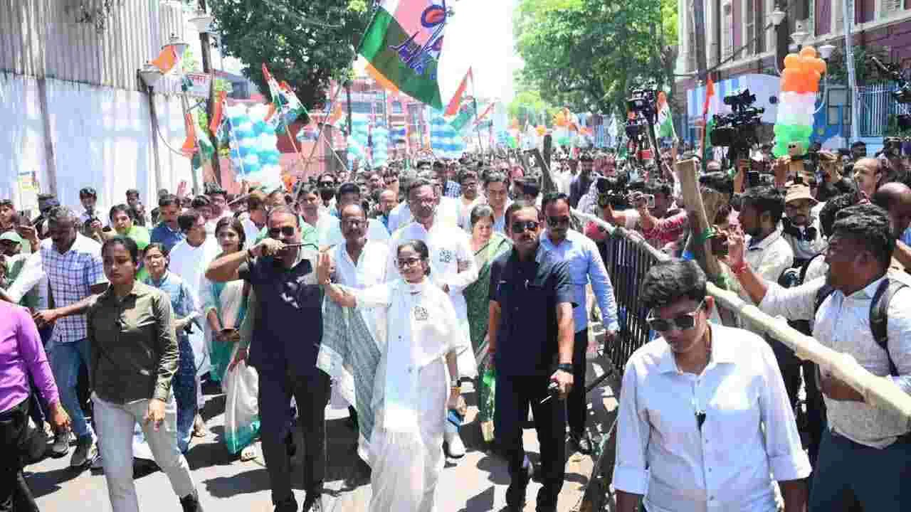 బెంగాల్ ఎన్నికలు... మమతా బెనర్జీ నామినేషన్