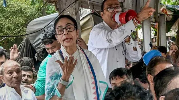 మమతకు షాక్.. ధర్నాలో ఆరుగురు ఎమ్మెల్యేలు, ఐదుగురు ఎంపీలు