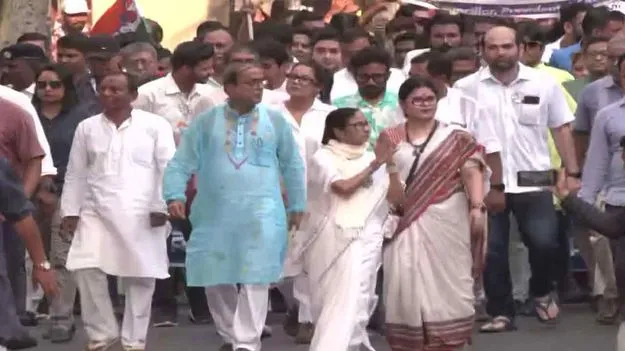 భవానీపూర్‌లో మమతా బెనర్జీ పాదయాత్ర