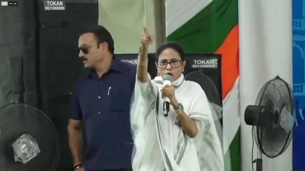 ఐదేళ్లు ప్రశాంతంగా జీవించాలంటే బీజేపీని ఐక్యంగా అడ్డుకోండి.. మమత పిలుపు