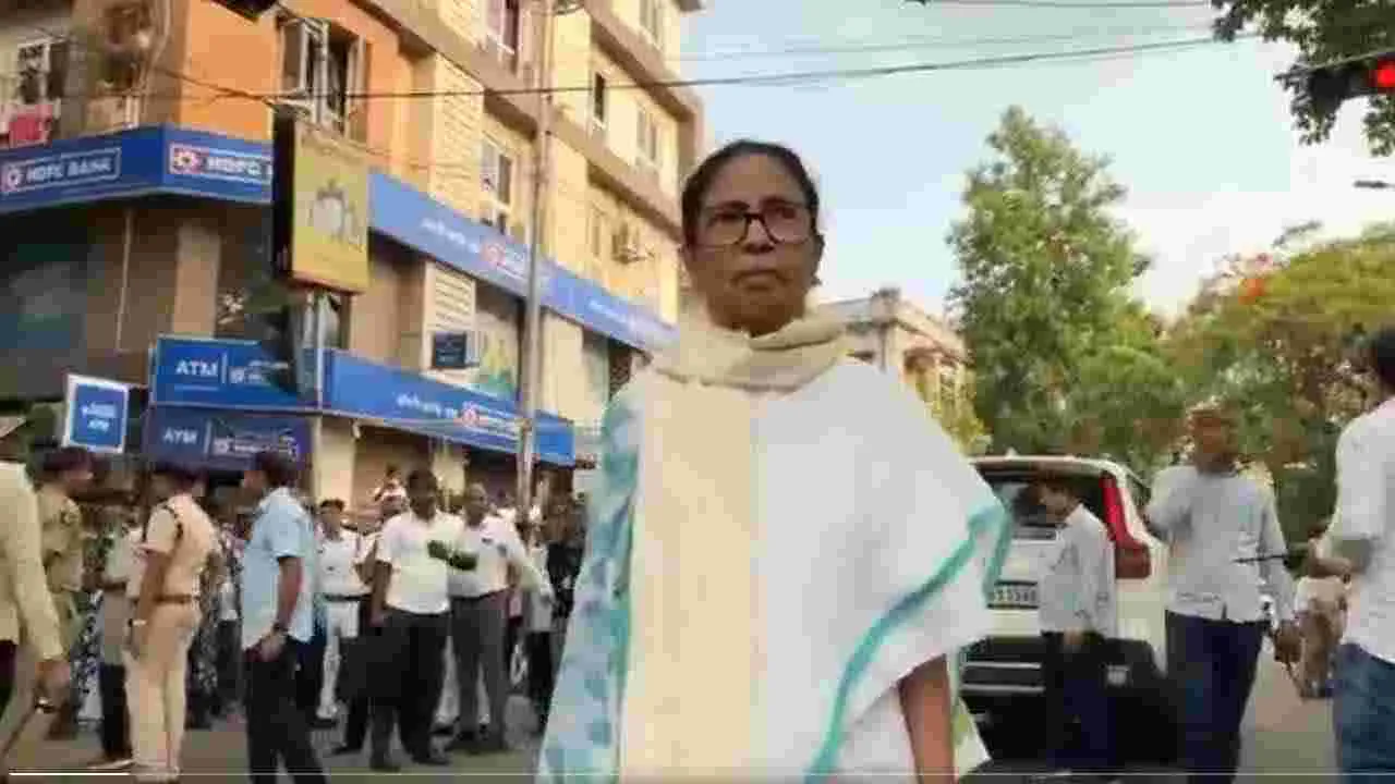 ముగిసిన పోలింగ్.. మూడింట రెండువంతుల మెజారిటీ మాదే: మమతా బెనర్జీ