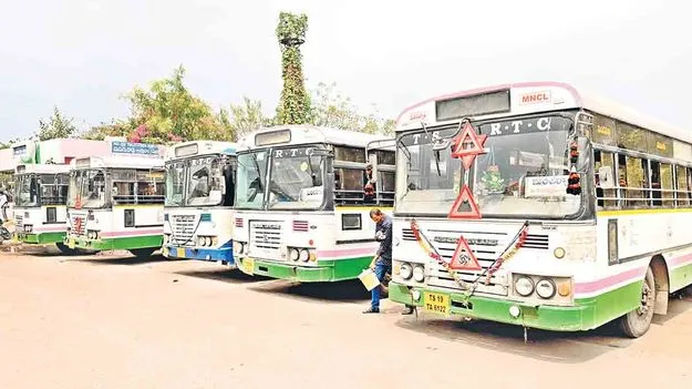 కుటుంబ సభ్యులతో కలిసి డ్రైవర్ల ఆందోళన.. డిపోలో నిలిచిపోయిన బస్సులు
