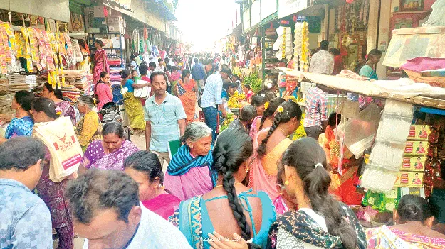 Sravana Festivity  మార్కెట్‌కు శ్రావణ శోభ