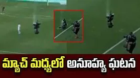 పుట్‌బాల్ మ్యాచ్‌లో ఊహించని ఘటన! కెమెరా కిందపడి..