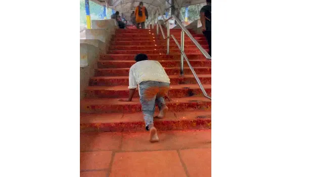 మోకాళ్లపై తిరుమల మెట్లెక్కాడు