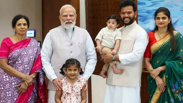 కుటుంబంతో ప్రధాని మోదీని కలిసిన కేంద్ర మంత్రి.. ఎక్స్ వేదికగా భావోద్వేగం.. 