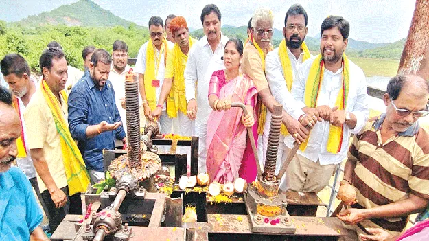 Water Released  నీరు విడుదల సరే.. శివారుకు అందేనా? 
